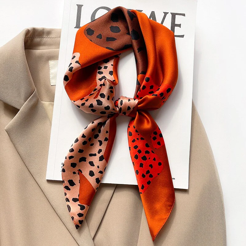 Carré 100% Soie motif Félin Femme | La Parisienne - Image 3