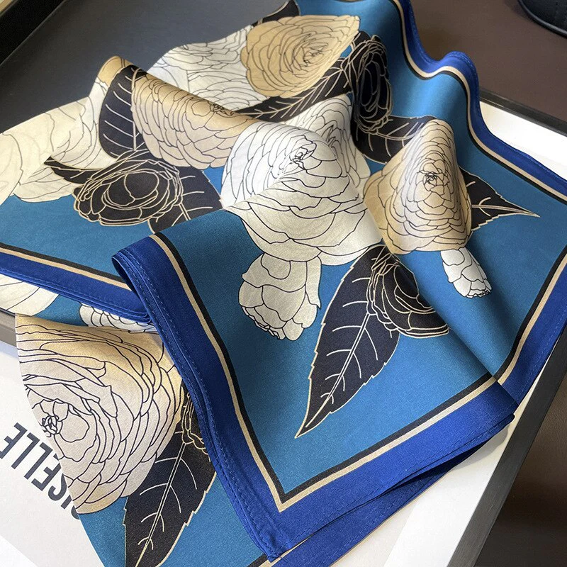 Carré 100% Soie Décoration Fleur Bleu Femme | La Parisienne - Image 4