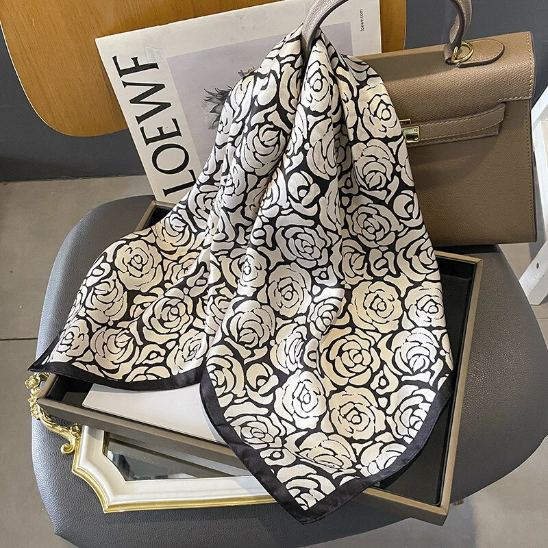 Carré 100% Soie Rose Noire et Blanche Femme | La Parisienne - Image 3