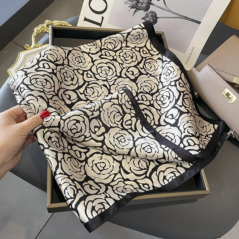 Carré 100% Soie Rose Noire et Blanche Femme | La Parisienne - Image 5