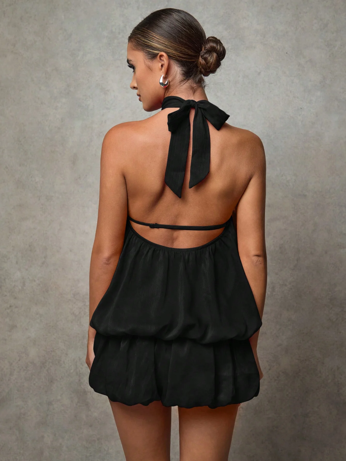 Robe Courte Mini Trapèze à Volants et Dos Dénudé | La Parisienne - Image 11