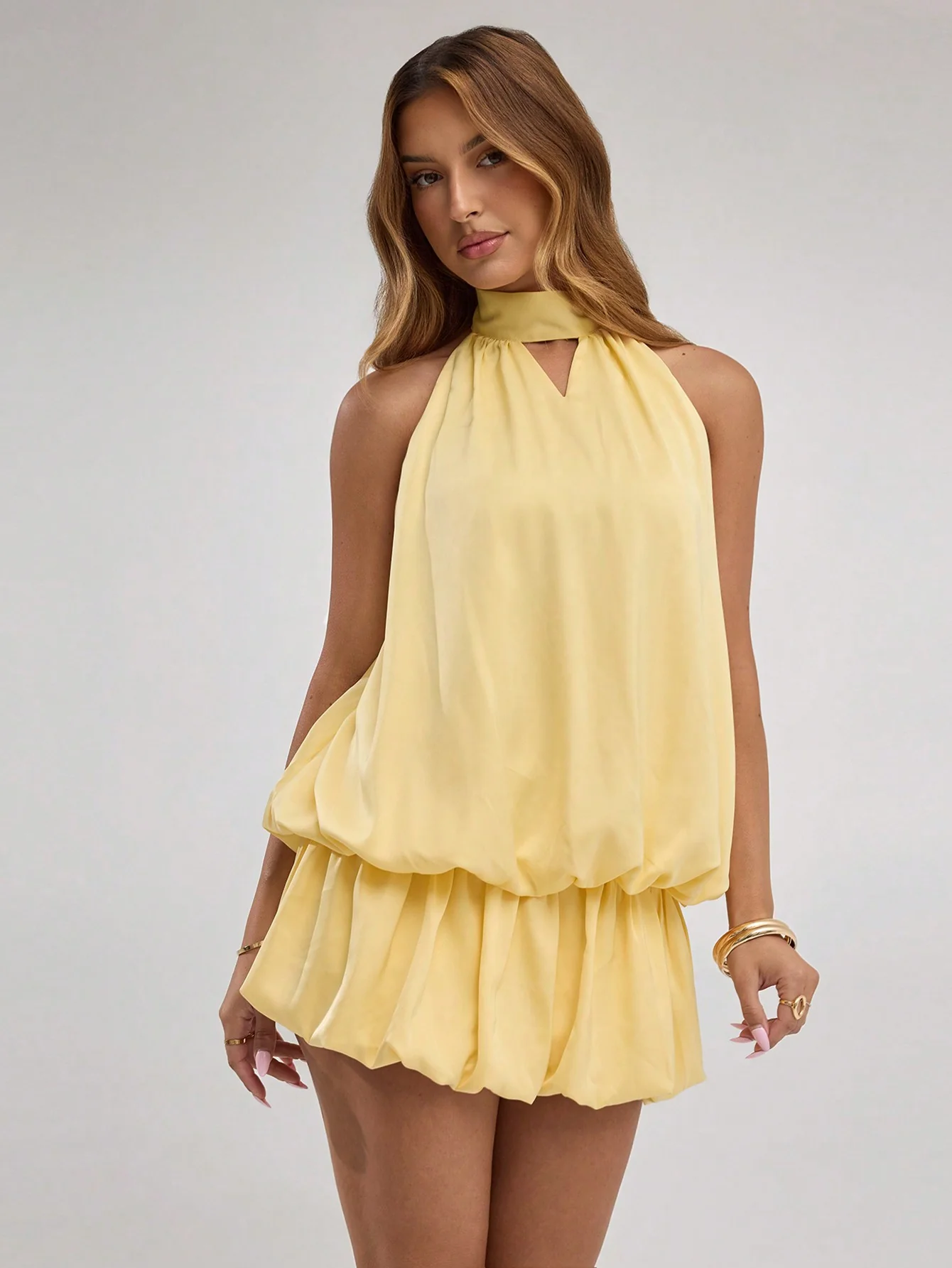 Robe Courte Mini Trapèze à Volants et Dos Dénudé | La Parisienne - Image 5